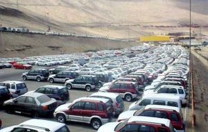 Long queues in La Paz to legalize the smuggled cars    