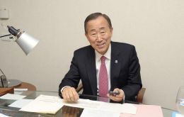 UN Secretary General twitting supporters for his re-election  (Photo UN)