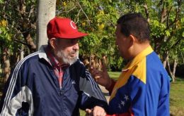 The Venezuelan president followed, next to Cuban leader Fidel Castro (L), the victory of the football national team over Chile 