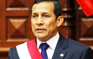 Humala in a controversial decision takes the oath on a 1979 constitution 