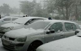 In several cities in Mendoza and Cordoba streets and cars emerged covered in snow