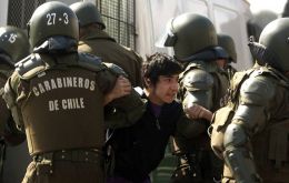 Students clash with police in downtown Santiago 