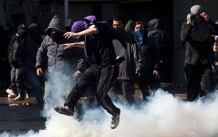 Police reported 400 people arrested during the protests, 278 of them in Santiago (Photo AP)