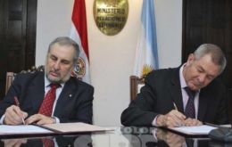 Paraguayan minister Lara Castro and Ambassador Rafael Romá at the signing ceremony 