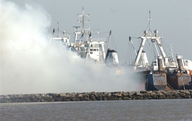 The vessel was declared a total loss following several explosions on board (Photo El Pais)