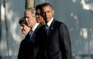 The US president and Michelle next to George and Laura Bush at Ground Zero (Photo AFP)