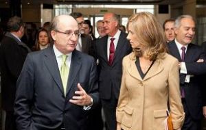 Repsol CEO Antonio Brufau and Scence Minister Cristina Garmendia 
