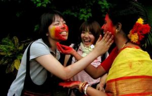 Korean women celebrating India’s Holi festival and a young tourist backstage at the Chinese Opera Theatre, among the five best expressions 