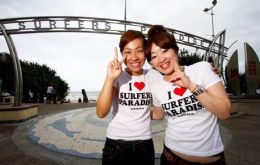 Japanese tourists striking V-sign poses, again and again and again... / Image via debtorsunite.com