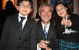 Governor Haywood with two young Chilean-Islanders (Photo PN)