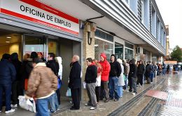 Last month another 100.000 Spaniards queued for unemployment benefits 