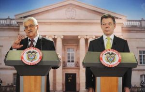 Mahmud Abbas with Colombian president Santos (Photo AFP)