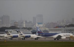 Aircraft lined up in River Plate airports protected from the ash  