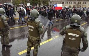 Carabineros again clashed with protestors while street barricades are set on fire 