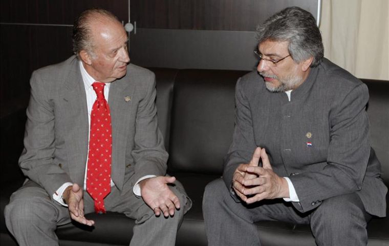 Paraguay’s President Fernando Lugo was the host of the meeting, which as usual included the King of Spain, Juan Carlos  (L)
