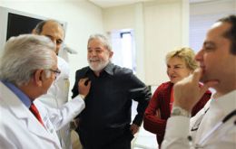 The Brazilian leader at the hospital with the doctors (Photo AP)