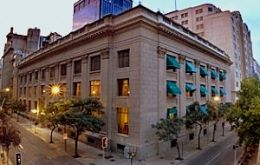 The Chilean central bank will continue with its plan to purchased dollars 