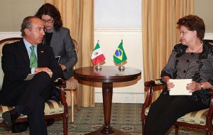 President Rousseff (R), as Mexico’s Calderon prepared to help Uruguay