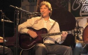 Boudou loves to play the guitar but seems to have forgotten to comply with what he agreed with the IMF 