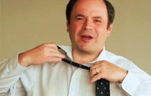 Energy minister Rodrigo Alvarez taking his tie off 