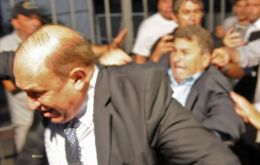 Kirchnerite lawmaker Diaz Bancalari had to be rescued by the police (Photo by NA)