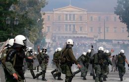 Ugly rioting with tens of injured in Athens as police clash with protestors 