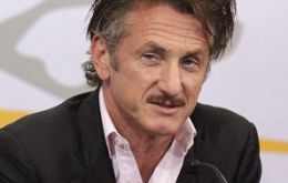 Sean Penn during his press conference in Uruguay’s seat of the Executive