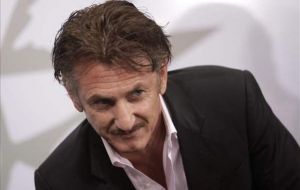 Sean Penn blames the press for his misunderstanding of the Falklands dispute 