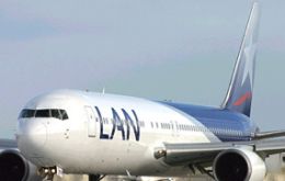 The weekly Lan Chile flight operates from Punta Arenas to MPA 