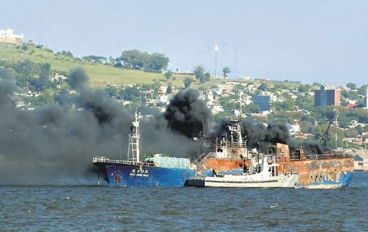 Fire fighters feared a major catastrophe because she was fully loaded with 300 tons of fuel ready to depart (Photo: El Pais)