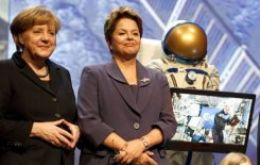 The two leaders looking at a robot in the Hannover show (Photo: afp)