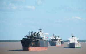 Ships queuing outside Argentine ports and along the Uruguayan coast 