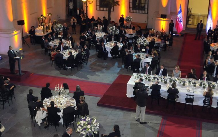 The Chilean president addressing the gala dinner to honour Cristina Fernandez