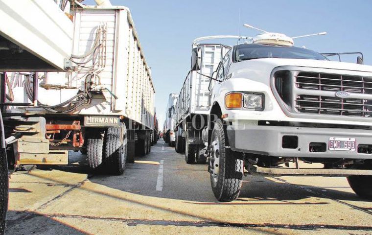 Thousands of trucks will have to queue for days to unload 