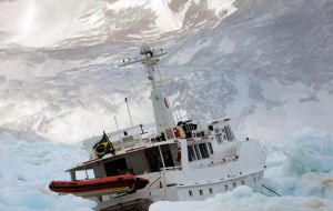 The Brazilian motor yacht ‘Mar Sem Fim’ crushed by ice on April 7 in Maxwell Bay, South Shetland Islands. 