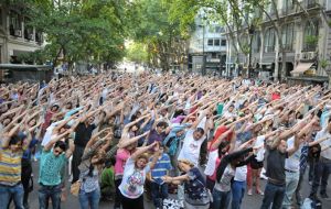 There were about 2000 people standing and dancing in an open- air show in the historic Avenida Mayo, Buenos Aires