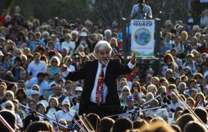 Gustavo Santaolalla conducting the youth international orchestra during the inauguration ceremonies in Puerto Iguazú, Argentina