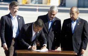 The four leaders signing the documents 