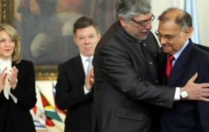 Ali Rodriguez is congratulated by Colombian president Santos and president Lugo 