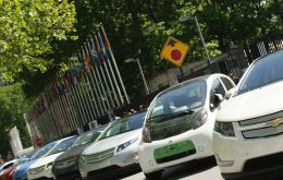 Electric cars displayed outside the Rio+20 conference 