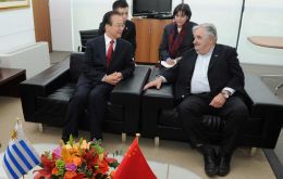 Premier Wen Jibao and President Mujica during discussions in Government House 
