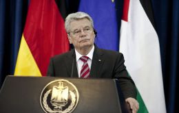 However President Gauck said the signing of the bill will be delayed on instructions from the Constitutional Court 
