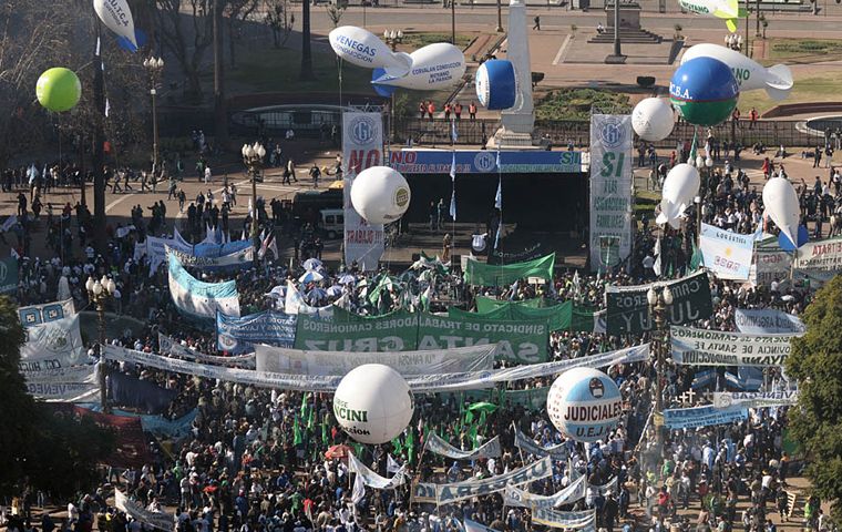 The mass rally attracted 50.000 say union leaders, 25.000 according to the police and traffic chaos in Buenos Aires 