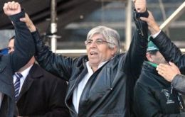 As anticipated Hugo Moyano was re-elected and a state of confrontation declared 
