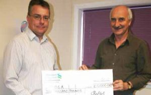 CEO McPhee hands the £ 10.000 cheque to FIOGA Mike Summers (Photo: PN)