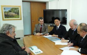 President Jose Mujica witnessed the signing of the 500-buses contract