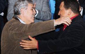 A friendly hug of Chavez with Cristina’s envoy Minister De Vido 