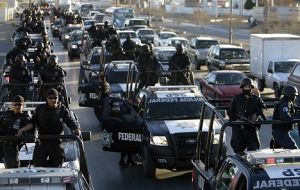 A Mexican army convoy takes control of a highway leading to the US   