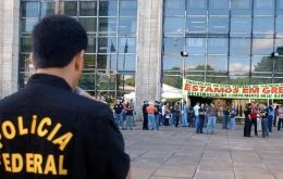 Police pickets protesting in front of federal buildings in Brasilia 