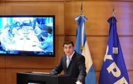 CEO Galuccio making the presentation of his ‘100 days plan for YPF’ (Photo by DYN)